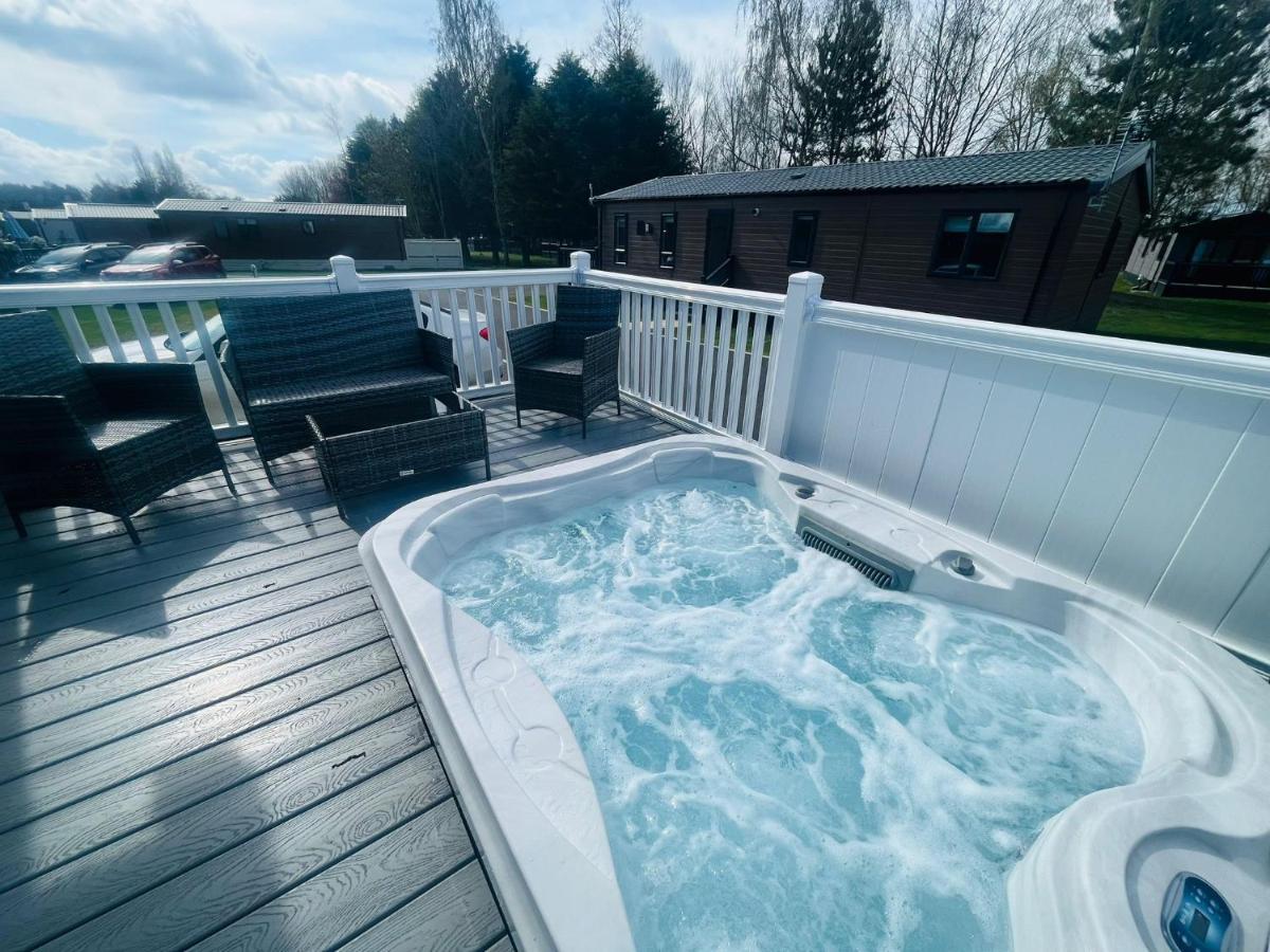 יורק Evergreen Lodge With Hot Tub מראה חיצוני תמונה