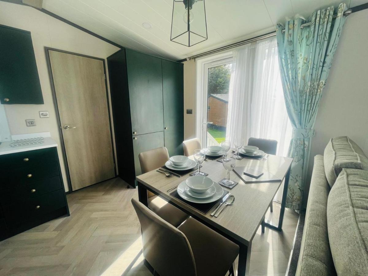 יורק Evergreen Lodge With Hot Tub מראה חיצוני תמונה